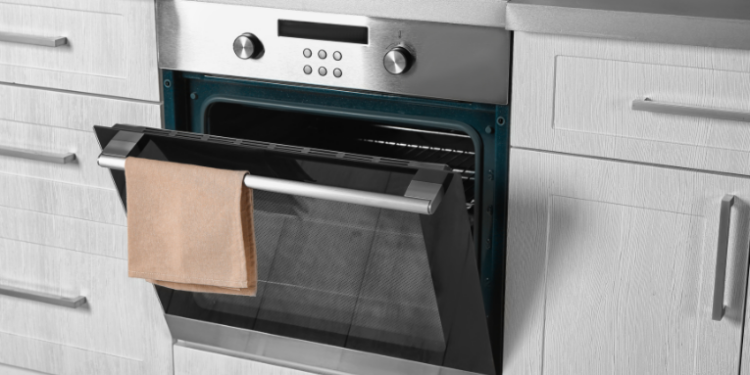 Forno elétrico é um dos vilões da conta de luz e pode consumir tanto quanto 65 geladeiras. Veja dicas práticas para economizar sem abrir mão do uso na cozinha.