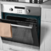 Forno elétrico é um dos vilões da conta de luz e pode consumir tanto quanto 65 geladeiras. Veja dicas práticas para economizar sem abrir mão do uso na cozinha.