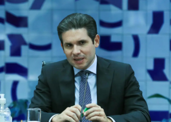 Hugo Motta reafirma defesa da PEC da Blindagem, negando que ela proteja deputados de crimes comuns. Projeto está na pauta do Senado e enfrenta forte resistência após protestos em várias capitais.