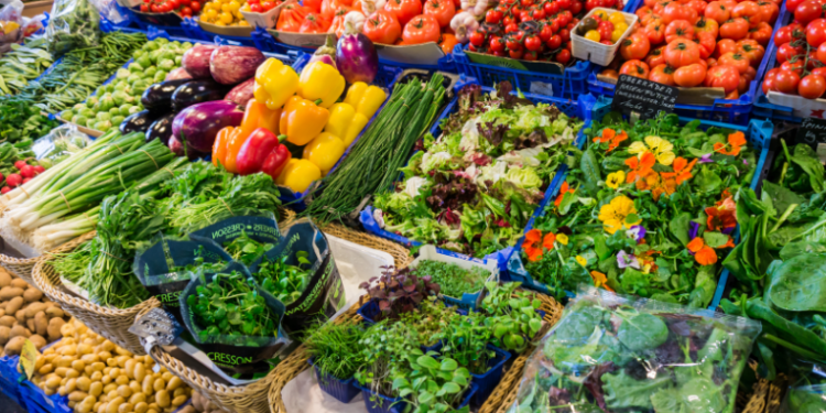 Número de famílias em situação de pobreza cai 25%, alimentos ficam mais baratos e produção de grãos atinge recorde. Semana marca avanços econômicos e sociais no país.