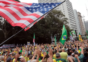 Manifestantes bolsonaristas ocupam a Avenida Paulista e outras capitais no 7 de Setembro, defendendo anistia a Bolsonaro, criticando o STF e pedindo impeachment de Alexandre de Moraes, em meio à crise política e judicial.