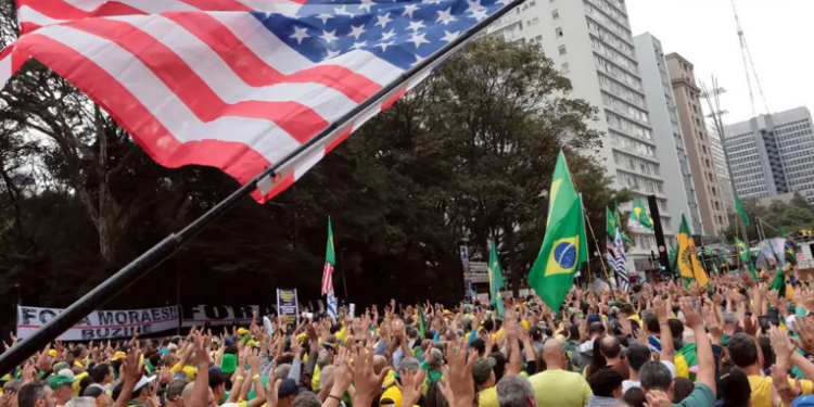 Manifestantes bolsonaristas ocupam a Avenida Paulista e outras capitais no 7 de Setembro, defendendo anistia a Bolsonaro, criticando o STF e pedindo impeachment de Alexandre de Moraes, em meio à crise política e judicial.