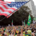 Manifestantes bolsonaristas ocupam a Avenida Paulista e outras capitais no 7 de Setembro, defendendo anistia a Bolsonaro, criticando o STF e pedindo impeachment de Alexandre de Moraes, em meio à crise política e judicial.