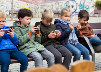 Estudo do Governo Federal com o PNUD revela que 23% das crianças e adolescentes sofreram violência sexual online. Relatório propõe regulação digital e apresenta boas práticas.
