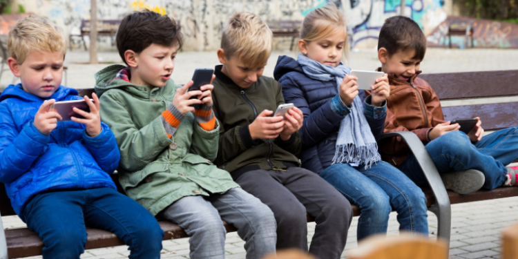 Estudo do Governo Federal com o PNUD revela que 23% das crianças e adolescentes sofreram violência sexual online. Relatório propõe regulação digital e apresenta boas práticas.