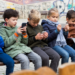 Estudo do Governo Federal com o PNUD revela que 23% das crianças e adolescentes sofreram violência sexual online. Relatório propõe regulação digital e apresenta boas práticas.