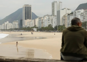 Frente fria provoca ventos de até 90 km/h e pancadas de chuva no Rio de Janeiro. Alerta de risco alto é válido até terça-feira (23), com queda brusca de temperatura.