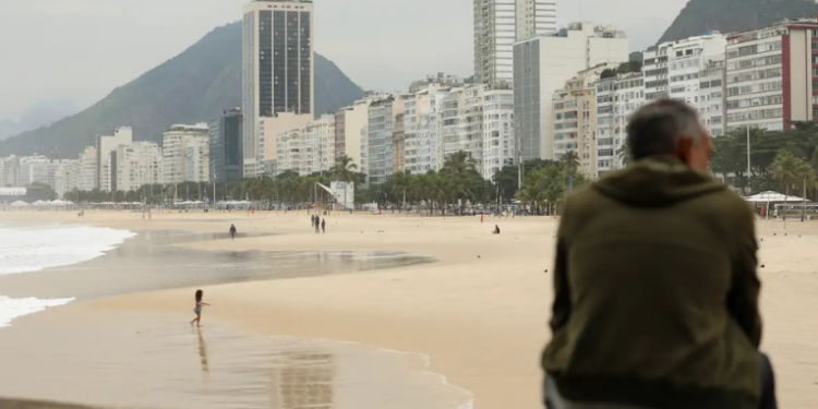 Frente fria provoca ventos de até 90 km/h e pancadas de chuva no Rio de Janeiro. Alerta de risco alto é válido até terça-feira (23), com queda brusca de temperatura.