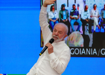 Mutirão de atendimentos hospitalares realizado em 45 hospitais públicos reuniu mais de 3 mil profissionais. Lula reforça papel do SUS e programa busca reduzir filas por especialistas no Brasil.