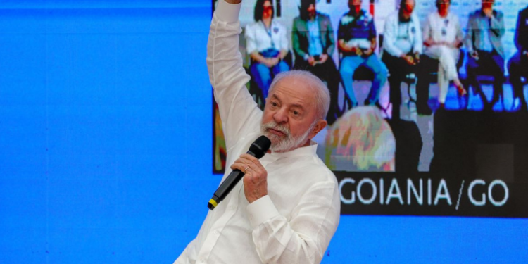 Mutirão de atendimentos hospitalares realizado em 45 hospitais públicos reuniu mais de 3 mil profissionais. Lula reforça papel do SUS e programa busca reduzir filas por especialistas no Brasil.