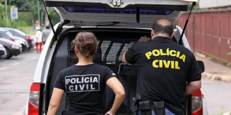 Preso em SP, Átila Carlai é acusado de fornecer bloqueadores de sinal para facções do Rio. Investigado por tráfico internacional e fraudes bancárias, ele já foi condenado a 32 anos de prisão.