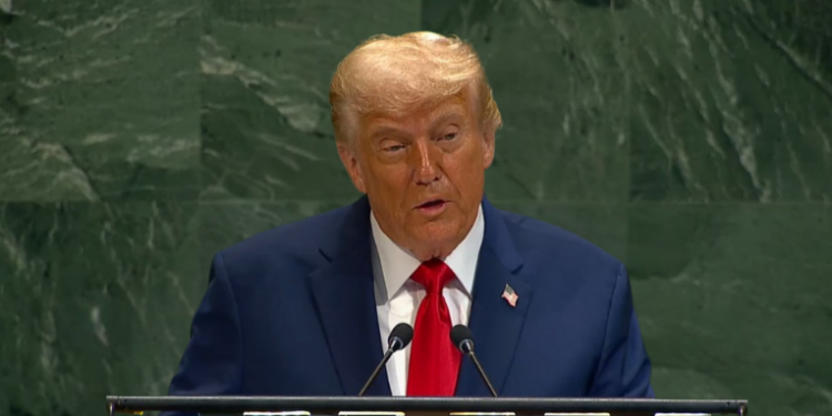Donald Trump elogia Lula, diz que pretende se reunir com o presidente brasileiro e volta a criticar tarifas aplicadas pelo Brasil aos EUA.