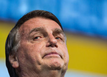 Cineasta americano Cyrus Nowrasteh prepara filme sobre a vida de Jair Bolsonaro, com filmagens no Brasil e Argentina. Produção corre em sigilo e busca atores parecidos com a família Bolsonaro.