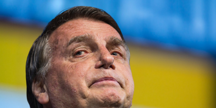 Cineasta americano Cyrus Nowrasteh prepara filme sobre a vida de Jair Bolsonaro, com filmagens no Brasil e Argentina. Produção corre em sigilo e busca atores parecidos com a família Bolsonaro.