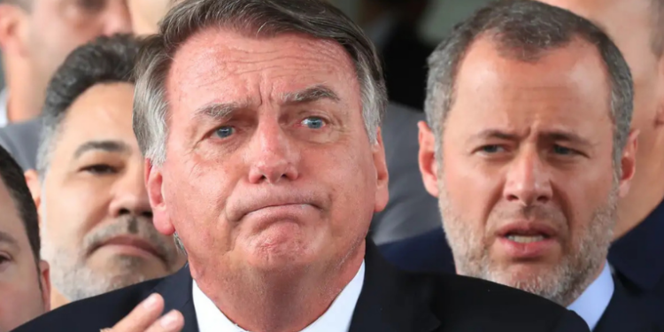 STF condena Jair Bolsonaro e sete aliados por tentativa de golpe de Estado e outros crimes. Ex-presidente liderou trama para se manter no poder após derrota em 2022.