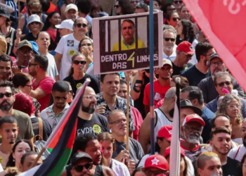 Protestos estão marcados para 30 cidades e 22 capitais neste domingo (21) contra a PEC da Blindagem, que dificulta processos criminais contra parlamentares. Ato também denuncia anistia a condenados por golpe, incluindo Bolsonaro.