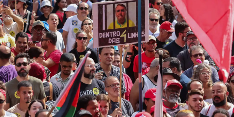 Protestos estão marcados para 30 cidades e 22 capitais neste domingo (21) contra a PEC da Blindagem, que dificulta processos criminais contra parlamentares. Ato também denuncia anistia a condenados por golpe, incluindo Bolsonaro.