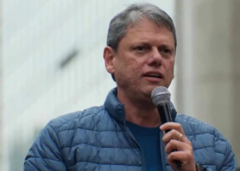 Durante manifestação bolsonarista, Tarcísio de Freitas pede que a Câmara vote projeto de anistia a condenados de 8 de Janeiro, incluindo Jair Bolsonaro, e critica julgamento do Supremo Tribunal Federal.