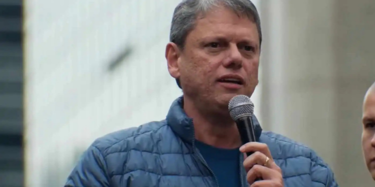 Durante manifestação bolsonarista, Tarcísio de Freitas pede que a Câmara vote projeto de anistia a condenados de 8 de Janeiro, incluindo Jair Bolsonaro, e critica julgamento do Supremo Tribunal Federal.
