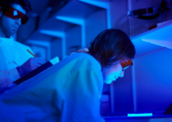 Estudo revela que luz ultravioleta de 222 nm pode reduzir em até 30% a resposta alérgica a ácaros, mofo e pólen. Tecnologia promissora pode ajudar no combate a alergias respiratórias em ambientes internos.