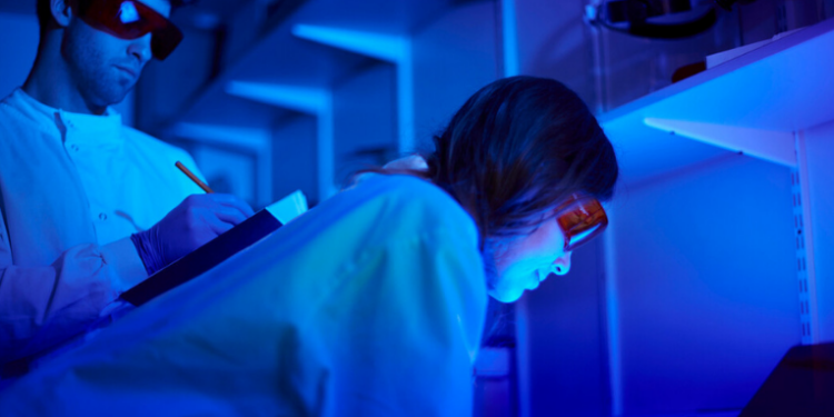 Estudo revela que luz ultravioleta de 222 nm pode reduzir em até 30% a resposta alérgica a ácaros, mofo e pólen. Tecnologia promissora pode ajudar no combate a alergias respiratórias em ambientes internos.