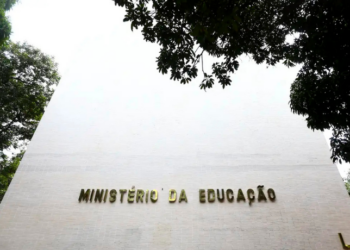 O MEC divulgou lista com 456 cursos superiores semipresenciais autorizados no Brasil. Portaria visa garantir transparência, combater fraudes e regulamentar o EAD.