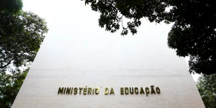O MEC divulgou lista com 456 cursos superiores semipresenciais autorizados no Brasil. Portaria visa garantir transparência, combater fraudes e regulamentar o EAD.