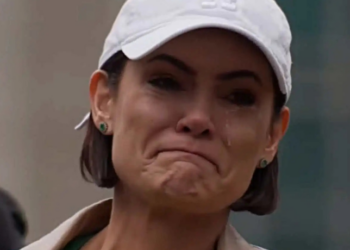 Michelle Bolsonaro se emociona e critica o STF durante ato pró-Bolsonaro na Avenida Paulista, conduzindo oração e fortalecendo sua presença entre lideranças conservadoras.