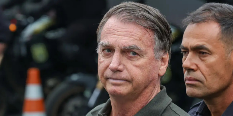 Jair Bolsonaro removeu oito lesões cutâneas e tratou anemia por deficiência de ferro neste domingo (14), em Brasília. Exames também apontaram pneumonia recente.