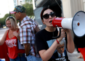 Jornalista conservadora Laura Loomer chama pessoas trans de "doentes" e pede que movimento trans seja considerado terrorista nos EUA, após assassinato de Charlie Kirk. Veja detalhes e reações.