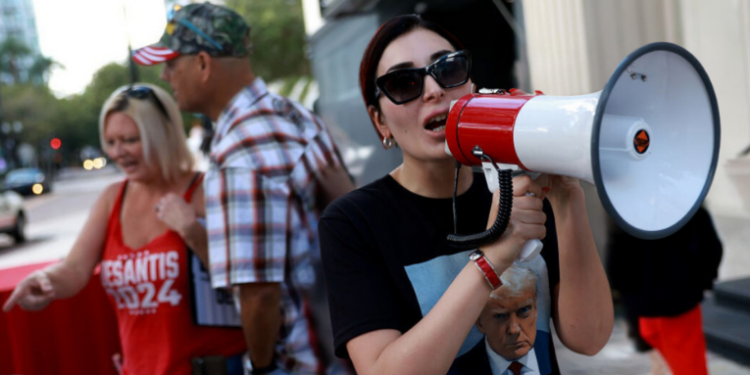 Jornalista conservadora Laura Loomer chama pessoas trans de "doentes" e pede que movimento trans seja considerado terrorista nos EUA, após assassinato de Charlie Kirk. Veja detalhes e reações.