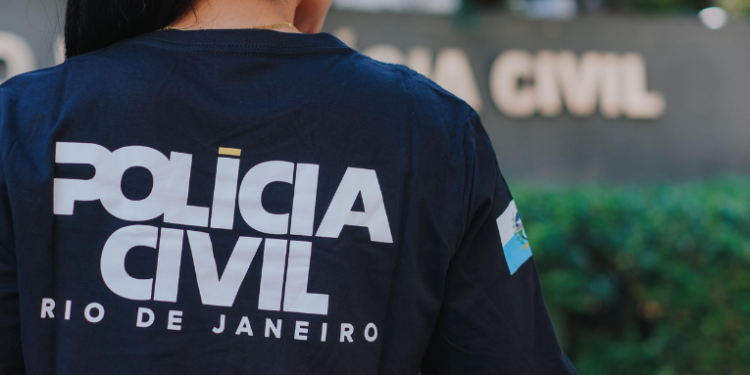 Homem é preso em Mesquita por extorquir idoso em esquema de agiotagem. Quadrilha ameaçava vítimas e já havia retirado R$ 400 mil de uma das famílias. Polícia investiga outros envolvidos.
