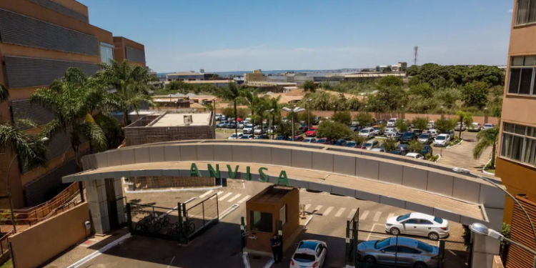 Anvisa proíbe todos os lotes do café Câmara e suplementos alimentares de duas empresas por riscos à saúde. Café continha fragmentos semelhantes a vidro. Veja os detalhes.