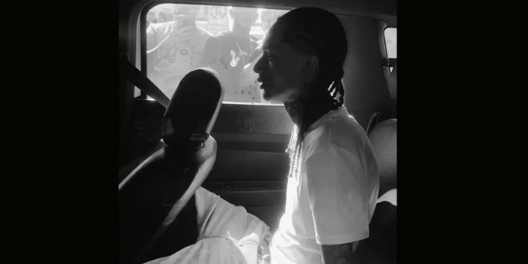 Tribunal de Justiça do Rio nega habeas corpus ao rapper Oruam, acusado de homicídio e outros crimes. Artista continuará preso preventivamente após decisão unânime.