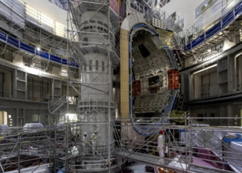 O reator de fusão nuclear ITER, construído na França com apoio de 33 países, se prepara para operar até 2035 e promete ser o primeiro passo real rumo à energia limpa e praticamente infinita. Entenda como ele funciona.