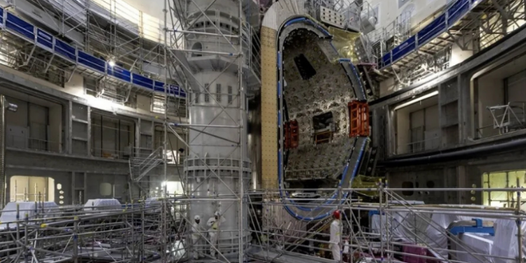 O reator de fusão nuclear ITER, construído na França com apoio de 33 países, se prepara para operar até 2035 e promete ser o primeiro passo real rumo à energia limpa e praticamente infinita. Entenda como ele funciona.