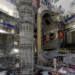O reator de fusão nuclear ITER, construído na França com apoio de 33 países, se prepara para operar até 2035 e promete ser o primeiro passo real rumo à energia limpa e praticamente infinita. Entenda como ele funciona.