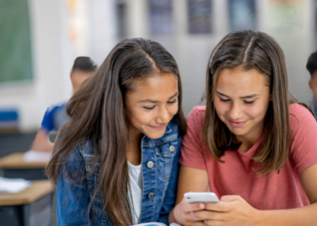 Nova pesquisa revela que 83% dos alunos estão mais atentos após restrição ao uso de celulares em sala de aula. Medida reduz bullying, mas aumenta tédio e ansiedade, segundo professores.