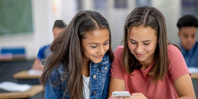 Nova pesquisa revela que 83% dos alunos estão mais atentos após restrição ao uso de celulares em sala de aula. Medida reduz bullying, mas aumenta tédio e ansiedade, segundo professores.