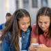 Nova pesquisa revela que 83% dos alunos estão mais atentos após restrição ao uso de celulares em sala de aula. Medida reduz bullying, mas aumenta tédio e ansiedade, segundo professores.