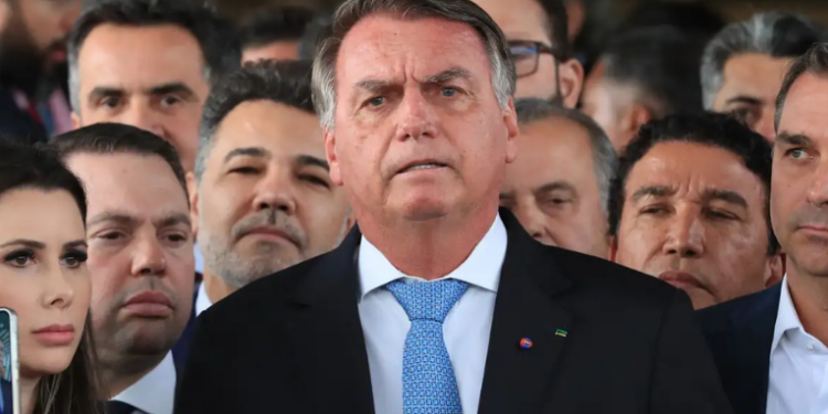 STF inicia nesta semana a votação do caso que envolve Jair Bolsonaro e sete colaboradores na tentativa de golpe de 2022. Especialistas alertam que condenação não encerra tradição golpista e que ideias antidemocráticas seguem em evidência no Brasil.
