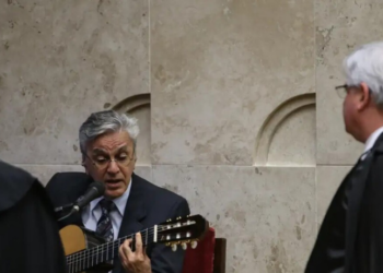Caetano Veloso solicita participação no inventário de Olavo de Carvalho para garantir o recebimento de indenização milionária por danos morais, após ser falsamente acusado de pedofilia pelo filósofo em 2017.