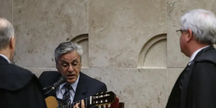 Caetano Veloso solicita participação no inventário de Olavo de Carvalho para garantir o recebimento de indenização milionária por danos morais, após ser falsamente acusado de pedofilia pelo filósofo em 2017.