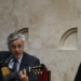 Caetano Veloso solicita participação no inventário de Olavo de Carvalho para garantir o recebimento de indenização milionária por danos morais, após ser falsamente acusado de pedofilia pelo filósofo em 2017.