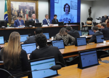 Carla Zambelli diz à CCJ que espera ser solta em breve na Itália. Condenada pelo STF, a deputada criticou processo e aguarda decisão sobre extradição ao Brasil.