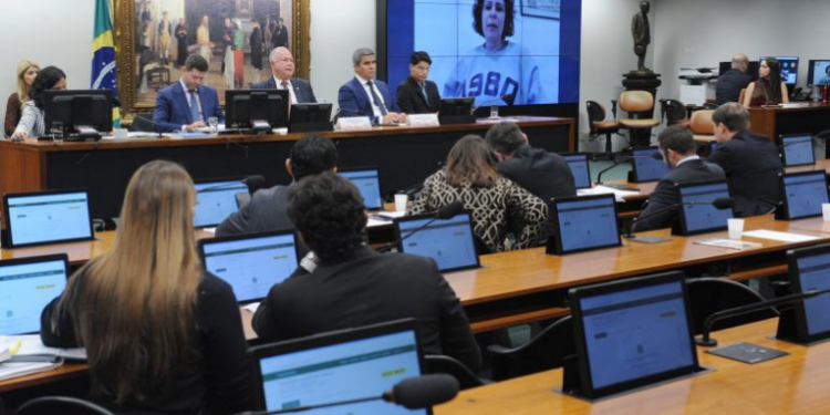 Carla Zambelli diz à CCJ que espera ser solta em breve na Itália. Condenada pelo STF, a deputada criticou processo e aguarda decisão sobre extradição ao Brasil.