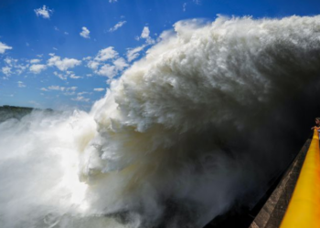Itaipu atinge 3,1 bilhões de MWh produzidos e continua sendo referência mundial em geração de energia elétrica. Usina atua como “bateria natural” para complementar fontes intermitentes e investe em expansão com energia solar, hidrogênio verde e biogás.