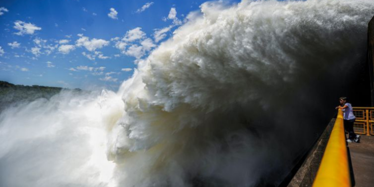 Itaipu atinge 3,1 bilhões de MWh produzidos e continua sendo referência mundial em geração de energia elétrica. Usina atua como “bateria natural” para complementar fontes intermitentes e investe em expansão com energia solar, hidrogênio verde e biogás.