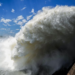 Itaipu atinge 3,1 bilhões de MWh produzidos e continua sendo referência mundial em geração de energia elétrica. Usina atua como “bateria natural” para complementar fontes intermitentes e investe em expansão com energia solar, hidrogênio verde e biogás.