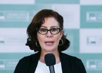 Alexandre de Moraes libera redes sociais de Carla Zambelli após fim do processo criminal. Deputada segue presa na Itália, aguardando extradição para o Brasil.